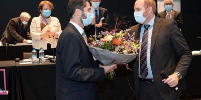 De Synodepräsident Lucien Baumgaertner (links) gratulierd em noi gwählte Chilerot Christian Bieri. (Foti: zVg)