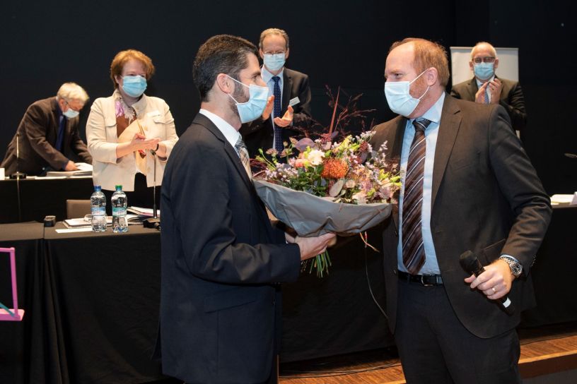 De Synodepräsident Lucien Baumgaertner (links) gratulierd em noi gwählte Chilerot Christian Bieri. (Foti: zVg)